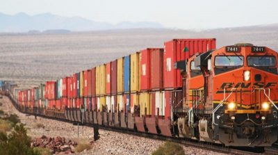 Tren de carga - medios de trasporte del comercio internacional. 